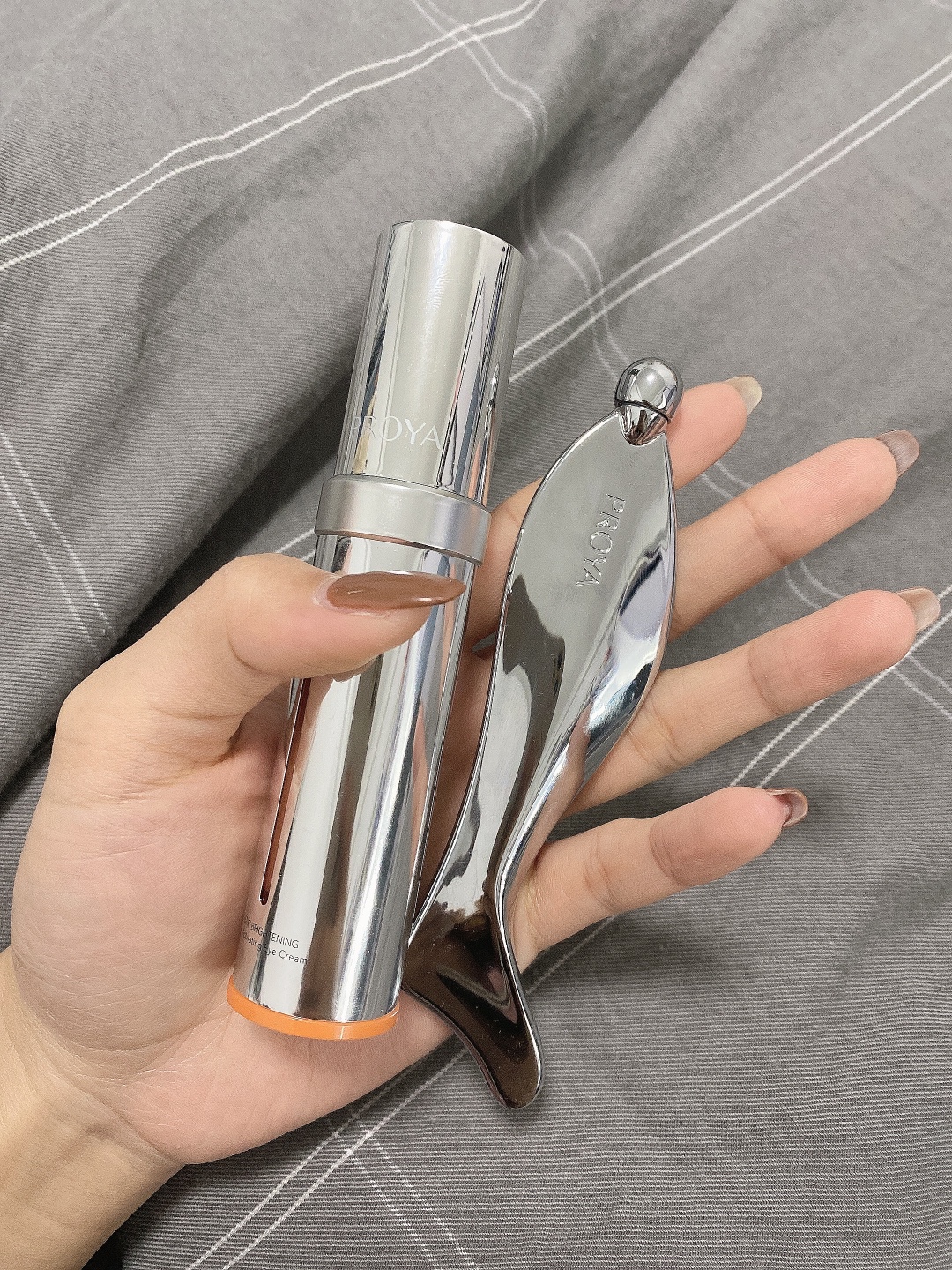 眼霜—Kerrykerry宝贝收到了，刚用肌肤嘟噜嘟噜的喝水，用完之后脸明显变白了，很喜欢